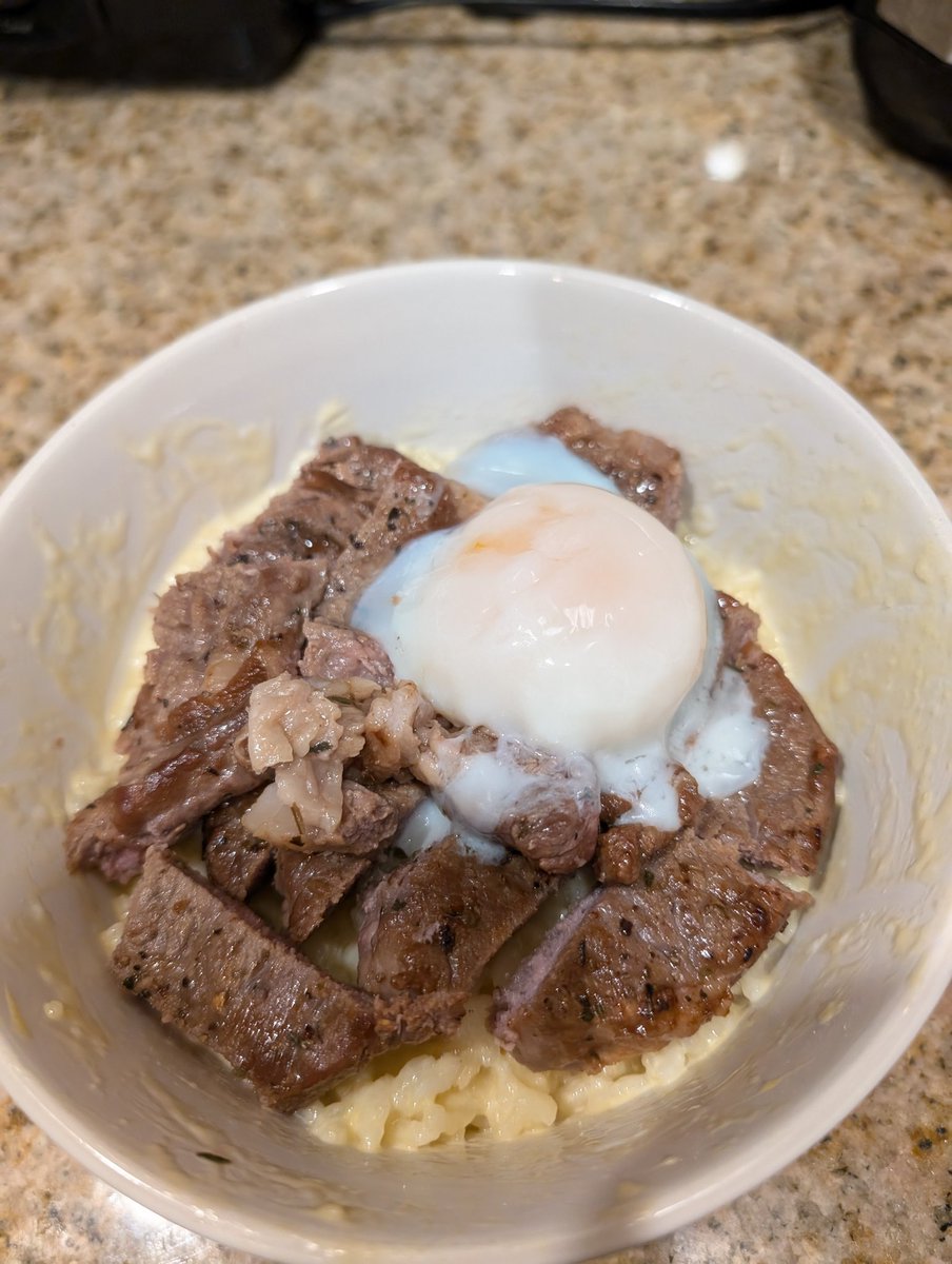 ShiDragon626's tweet photo. Steak rice bowl with onsen egg
#food https://t.co/f599uaxYbq