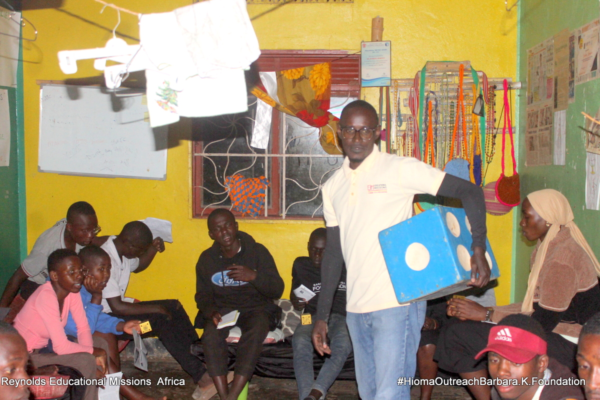 Educational_Mis's tweet image. After completing community service in Hoima City, our team traveled to the Barbara Kemigisa Foundation in Kidaiko Village, about 11 km from the city. Due to heavy rain, some members returned home early, but the rest of us continued with our &quot;Think to Prosper&quot; teachings.