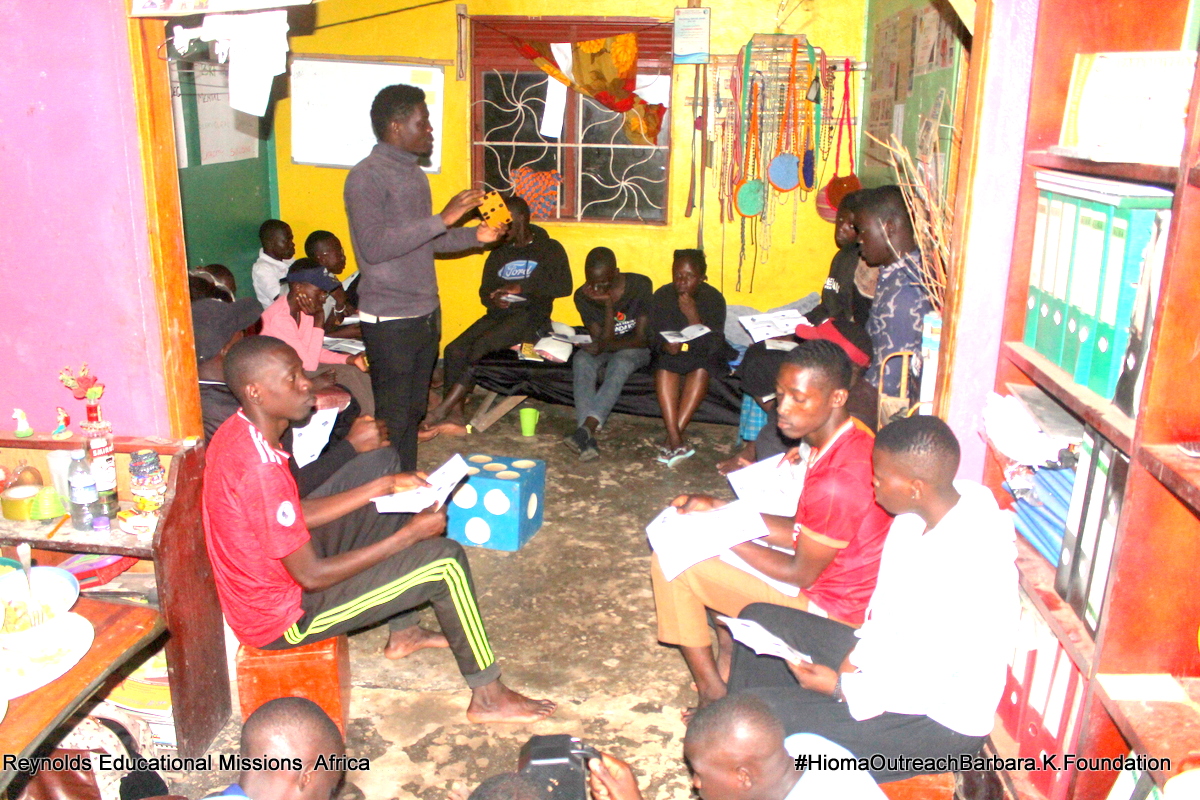 Educational_Mis's tweet image. After completing community service in Hoima City, our team traveled to the Barbara Kemigisa Foundation in Kidaiko Village, about 11 km from the city. Due to heavy rain, some members returned home early, but the rest of us continued with our &quot;Think to Prosper&quot; teachings.