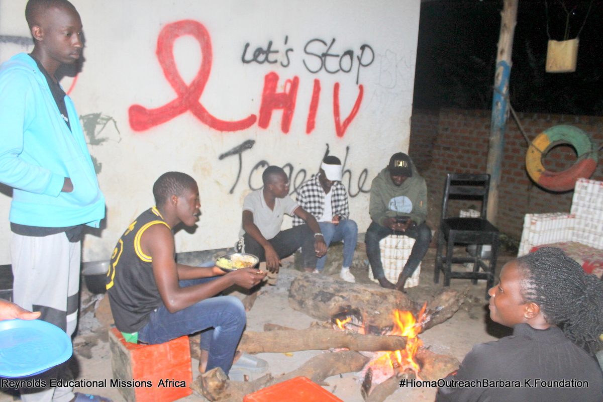 Educational_Mis's tweet image. After completing community service in Hoima City, our team traveled to the Barbara Kemigisa Foundation in Kidaiko Village, about 11 km from the city. Due to heavy rain, some members returned home early, but the rest of us continued with our &quot;Think to Prosper&quot; teachings.