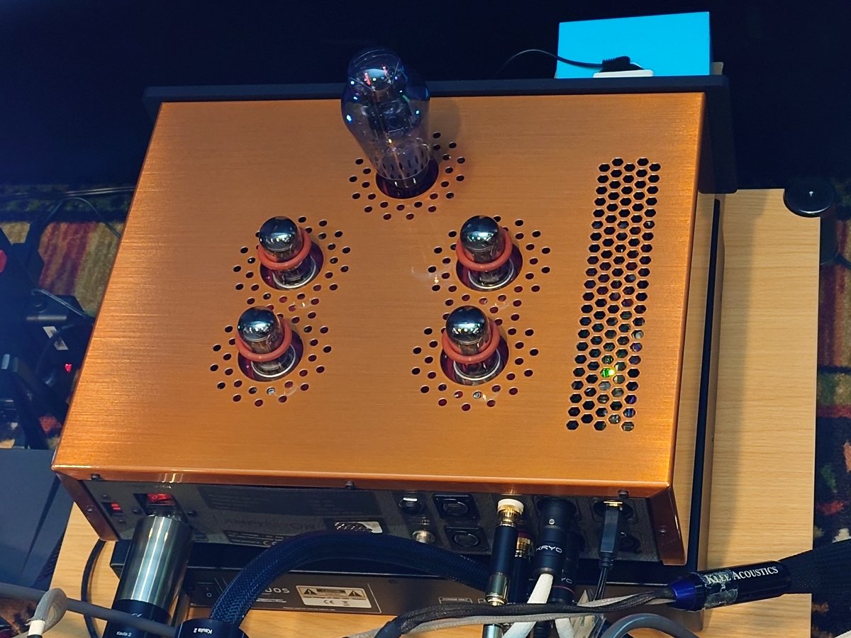 AT110s's tweet image. Bella Sound

Innuos Streamer→Lampizator Golden Atlantic DAC 
Output 1→Bella Sound Hanalei Mono→Analysis Audio Omega
Output 2→Bella Sound Kahili Stereo→Subwoofers

Bella Sound
Hana Power Conditioner
Kaula 2 AC Cable

綺麗なアンプ
Analysisのスラインナップわかりやすい
#PAF2024