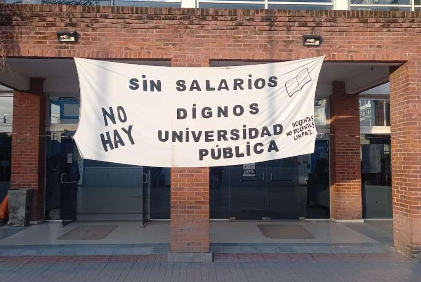 tipitoenojado's tweet photo. "Sin salarios no hay dignos universidad publica" https://t.co/5b86TQWXnj