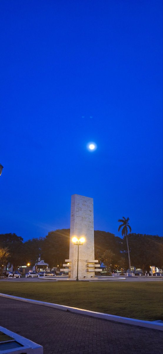 Hermosa luna en el amanecer