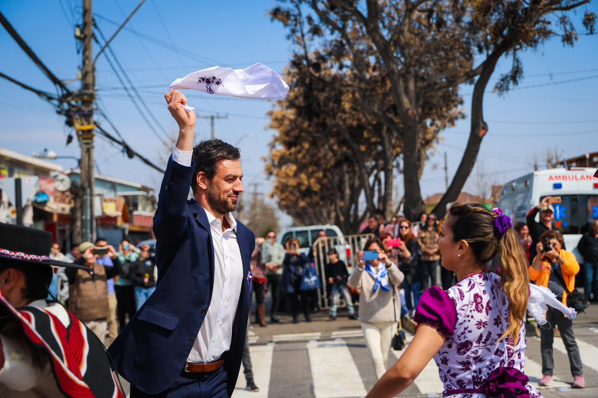 TomasVodanovic's tweet photo. Hoy desarrollamos el tradicional desfile cívico de Ciudad Satélite, y se dan por iniciadas las celebraciones de Fiestas Patrias en Maipú. Qué lindo mes de tradiciones, alegría y vida en comunidad. Que celebrar a Chile nos permita encontrarnos y construir entre todos un mejor país https://t.co/Cgf3wQhl8X