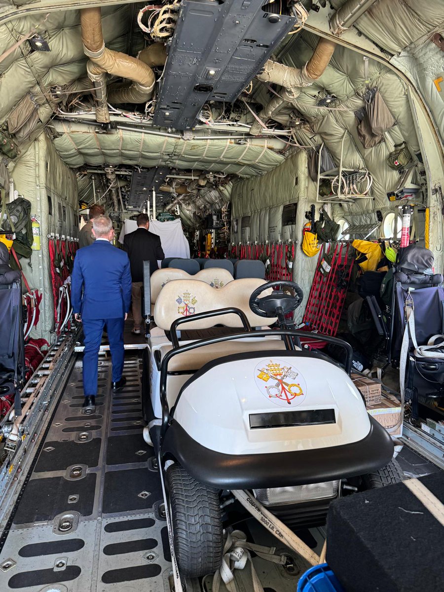 VaticanNews's tweet image. Pope Francis is preparing to travel from Port Moresby to Vanimo, a town in the north-west of Papua New Guinea. 

He will be travelling in an Australian military aircraft. Before take-off, the Pope took a few moments to greet the crew.