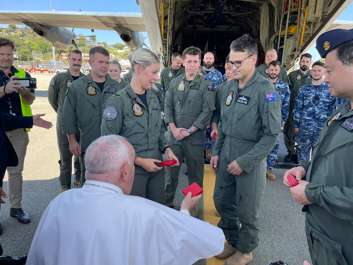 VaticanNews's tweet image. Pope Francis is preparing to travel from Port Moresby to Vanimo, a town in the north-west of Papua New Guinea. 

He will be travelling in an Australian military aircraft. Before take-off, the Pope took a few moments to greet the crew.