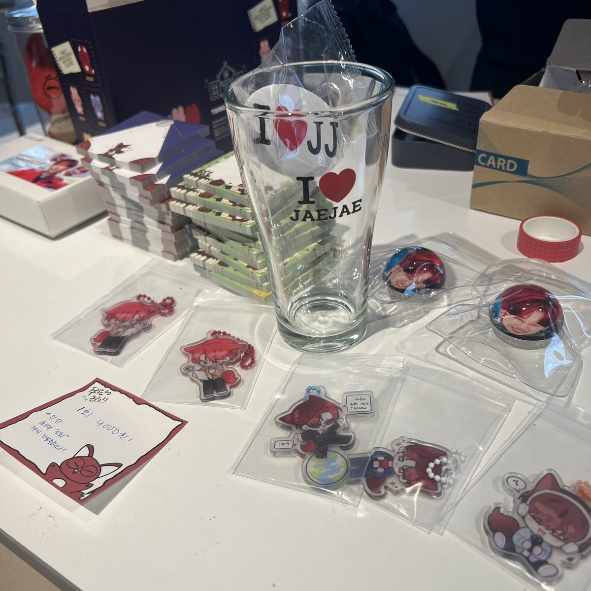 🍀럭키드로우는 1인 최대 5번까지 할 수 있습니다.
🪙코인은 한 개씩 넣어 천천히 돌려주시고, 캡슐통은 옆에 있는 카트에 반납해주세요!