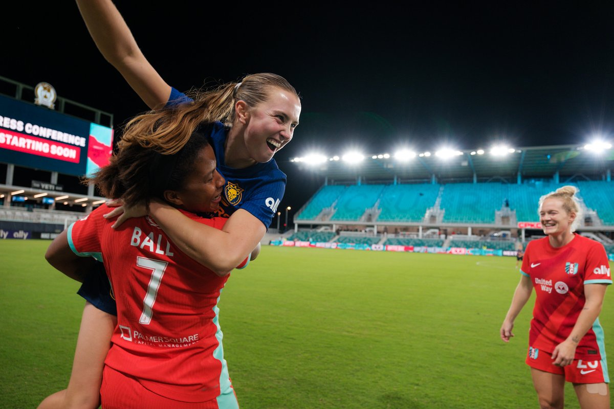 Big hugs post-game 🫂