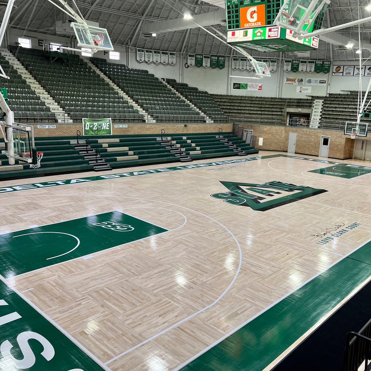 After a great visit to Delta State University and talk with Coach Nienaber, I am blessed to receive an offer. 💚🤍
<a href="/coachjohnredman/">Coach John Redman</a> <a href="/CoachDavidWatts/">David Watts</a> <a href="/dtouchette1/">Derek Touchette</a> <a href="/Coach_Chery/">Coach Chery</a> @JoshCutler80 <a href="/rjjones24/">RJ Jones</a>