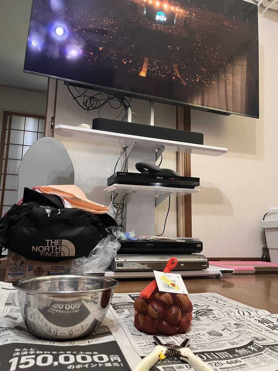 maikobz2018's tweet photo. 栗の皮剥き開始です。
en3.5のDVD観ながら🩷
 #en3.5
 #稲葉浩志
 #手が止まるのは確実 https://t.co/2vFxgJ31Sm