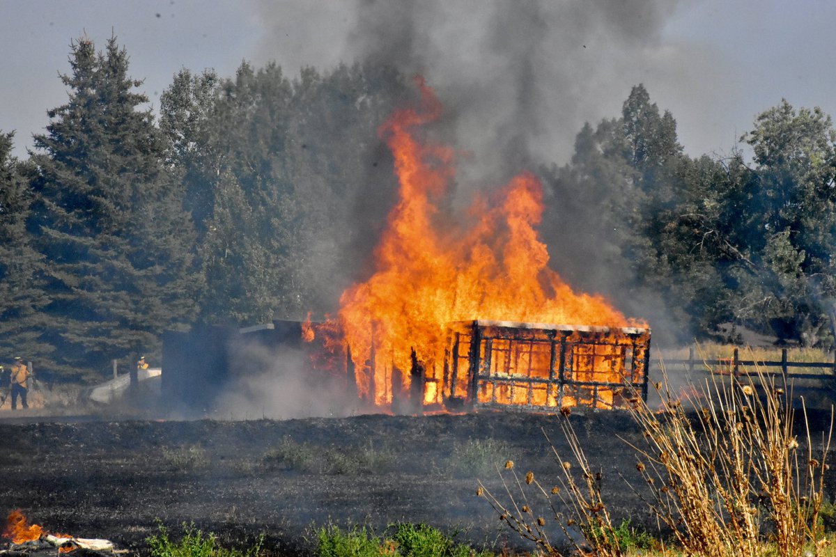 The Idaho Falls Fire Department responded to a fire Saturday afternoon on the 300 block of South Bellin Road.

Read more:

idahofallsidaho.gov/CivicAlerts.as…

#IFFD #IdahoFallsFire #Firefighters