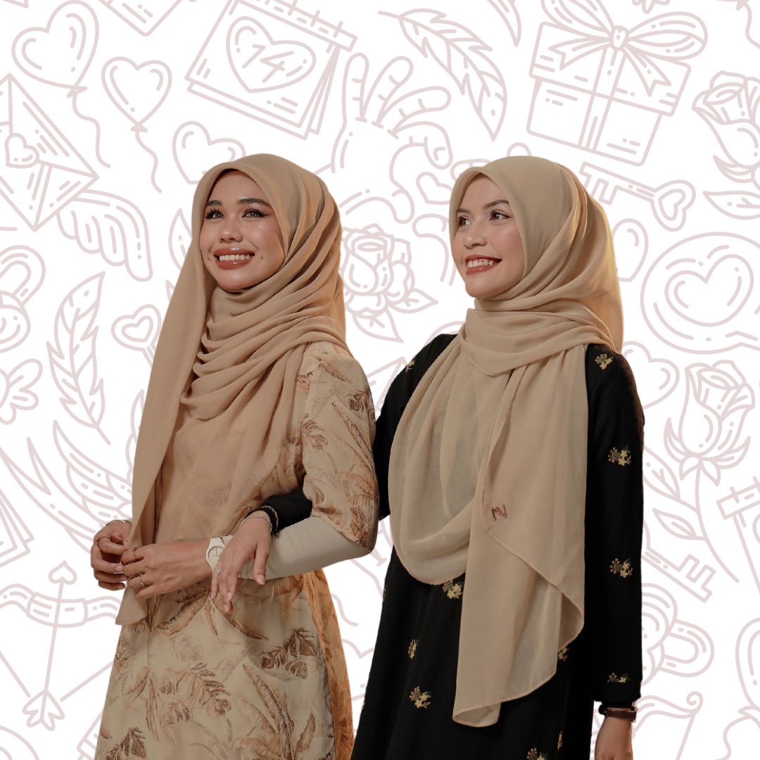 Qisthenadi's tweet photo. Girls! Tau tak Maya squareshawl code Bella &amp; Greta ni kita dah keluarkan New Stock tau! Still available untuk purchase dkat website and tiktokshop! So cepat check it out! 😍 https://t.co/8MXNQLGer0
