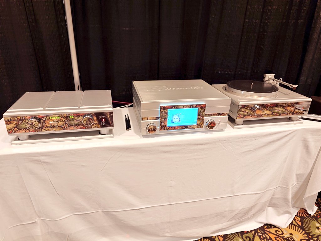 AT110s's tweet image. Audioarts NYC Presents
Gideon Schwartzさんだ！
NYCからはるばる

Burmester 175 Turntable→077 Pre→159 Power→Zellaton Plural Evo.

パワーと空間の出方凄い
TIASで聴いた時と同じスピーカーとは思えないほど、159効いてそう
カーリッジは"KOITO"と言ってたけどARのKOIOTO？形状違う

#PAF2024