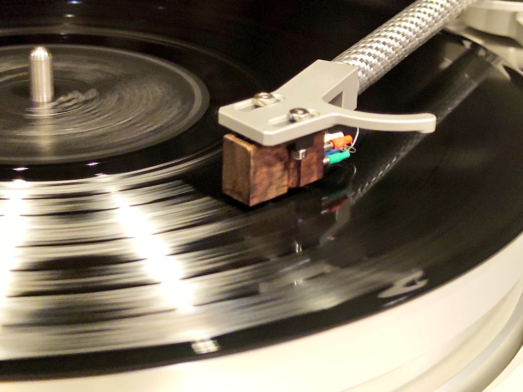 AT110s's tweet image. Audioarts NYC Presents
Gideon Schwartzさんだ！
NYCからはるばる

Burmester 175 Turntable→077 Pre→159 Power→Zellaton Plural Evo.

パワーと空間の出方凄い
TIASで聴いた時と同じスピーカーとは思えないほど、159効いてそう
カーリッジは"KOITO"と言ってたけどARのKOIOTO？形状違う

#PAF2024