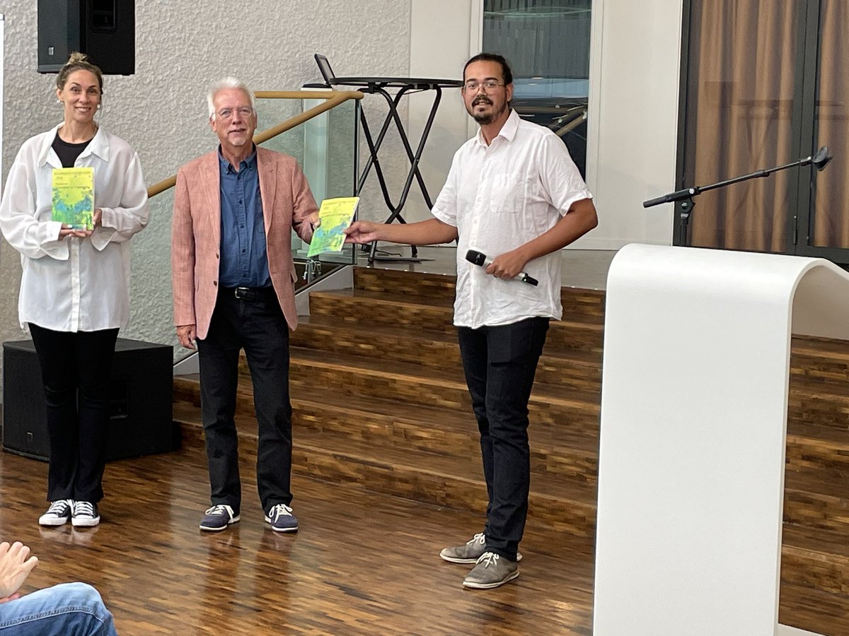 Vandaag 19e Nationale Stadsdichtersdag in <a href="/gem_Lelystad/">Gemeente Lelystad</a> 
Vanochtend ontvangst in Stadhuis door wethouder <a href="/WethSjaakKruis/">Sjaak Kruis</a> 
Met overhandiging Stadsdichtersbundel.
Vanmiddag voordrachten op allerlei locaties in de stad en feestelijke afsluiting in <a href="/Corneel0320/">Corneel</a> popcentrum.