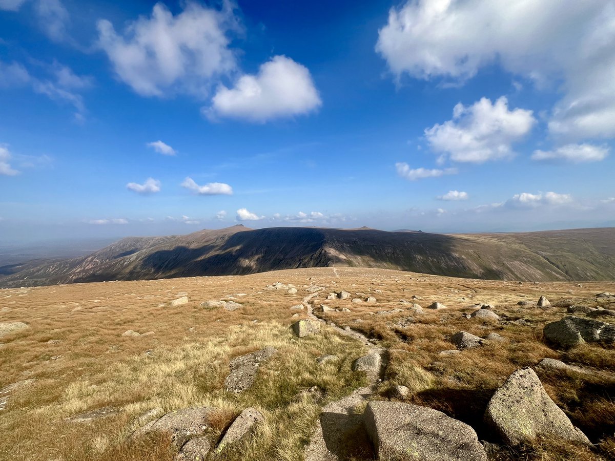 skhsusieq's tweet photo. First hike since June &amp; couldn’t have ordered up better weather! Big day but a great day - tired but happy to have added another 2 to my tally in a year that’s been mountain light! Ben Avon &amp; Beinn a’Bhuird 

#munros #munrobagging #scotland #mountains #hiking https://t.co/Mv1sjFqhwP