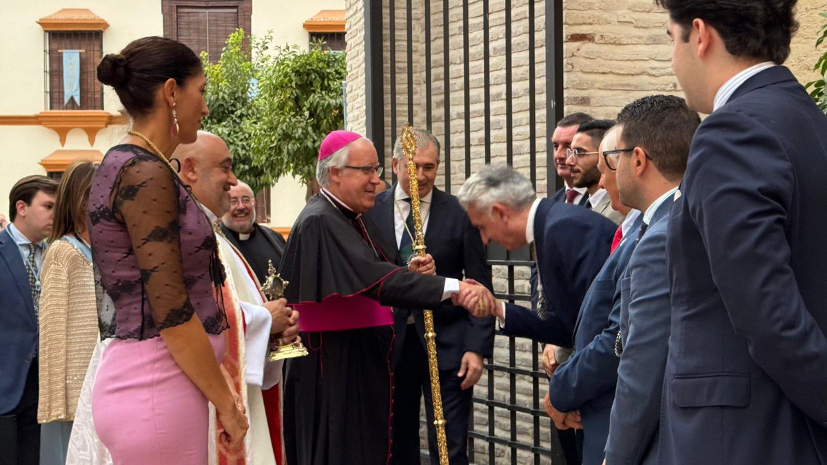 ArzobispoSaiz's tweet photo. XXV Aniversario de la Coronación Canónica de la Virgen del Valle, Patrona de #Écija.
            En este día de fiesta damos gracias al Señor por el don de nuestra Madre, y los niños, jóvenes y adultos ecijanos queremos seguir caminando de su mano y bajo su protección. Ella nos enseña a seguir a Jesús por la senda del bien, de la humildad y el servicio