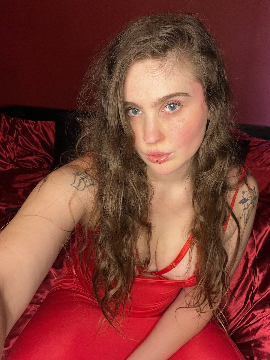 Itsgracegoodman's tweet photo. @screamnhorror Someone rip my dress off already https://t.co/aB3fjP0CWI