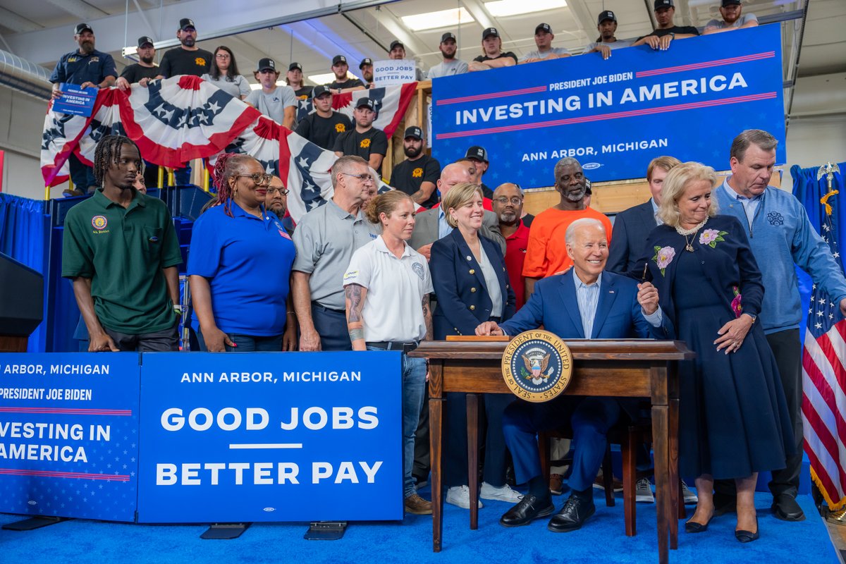 The White House 46 Archived (@whitehouse46) on Twitter photo President Biden signed an Executive Order to help ensure his Administration’s Investing in America agenda continues to promote good, high-quality jobs with paths to the middle class. President Biden signed an Executive Order to help ensure his Administration’s Investing in America agenda continues to promote good, high-quality jobs with paths to the middle class.
