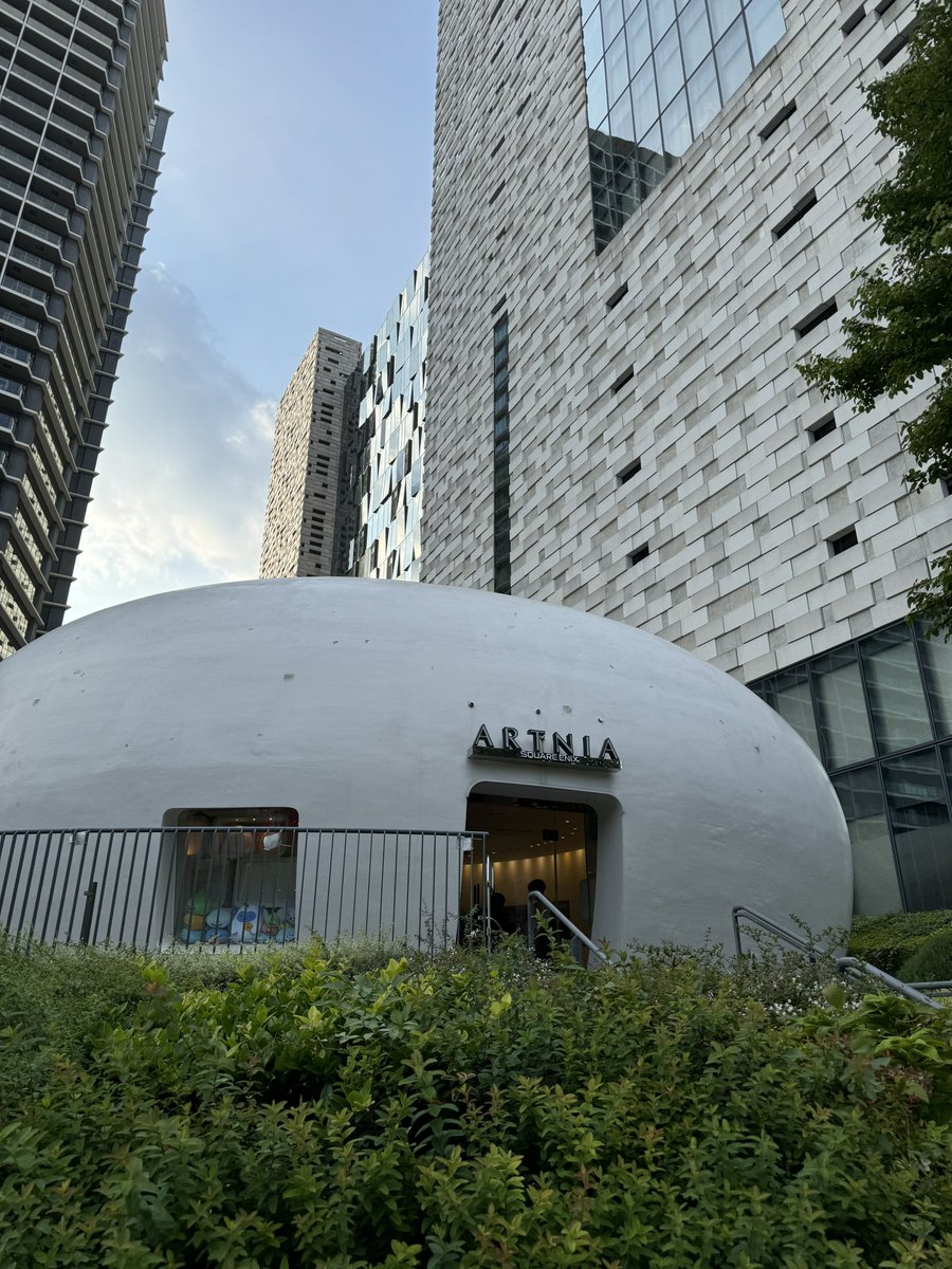 Maririna1015's tweet photo. 昨日野暮用で新宿に行ったから
#FLAGSHIPTOKYO と #ARTNIA
に寄ってきました！！

2件行ったものの買ったのは
アゼムクリスタルのキーホルダー
のみだったけどスクエニ本社見れて
うわぁ〜ここで作られてるんだ〜と
社会科見学来た子供みたいになってた😂 https://t.co/5fLvtOSsV7