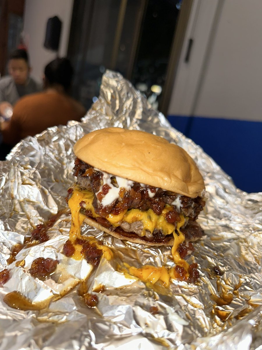 El bravo Burger, caballito. Nunca habíamos probado, esta es la hamburguesa que van a ofrecer en el Burgermania $7800 (Con papas y gaseosa). tiene una mermelada de bacon y una mayo ahumada. Golazo 

Nos fascinó! recomendamos, pronto iremos a probar el menú