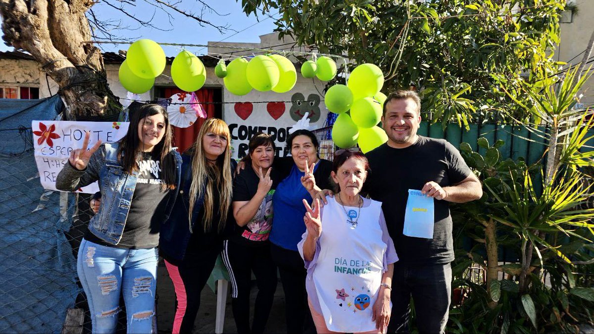 LauroGrande's tweet photo. ☀️🇦🇷🎊✌️🎉

Participamos del festejo del Día de las Niñeces en el Comedor La Ranita Feliz de San Andres

Los bonaerenses están orgullosos de ser solidarios!

Organizarnos para construir la esperanza!

Gracias a Maria, Lore, Jor y a sus compañeras por estar siempre con su pueblo! https://t.co/t5DdrrkRYn