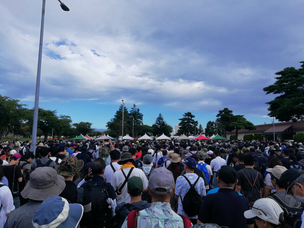 jintaman06's tweet photo. ａｍ７時３０分ゲートオープン
手荷物検査列
#三沢基地航空祭２０２４ https://t.co/kf9vWwpWQb