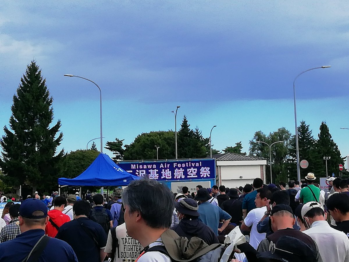 jintaman06's tweet photo. ａｍ７時３０分ゲートオープン
手荷物検査列
#三沢基地航空祭２０２４ https://t.co/kf9vWwpWQb