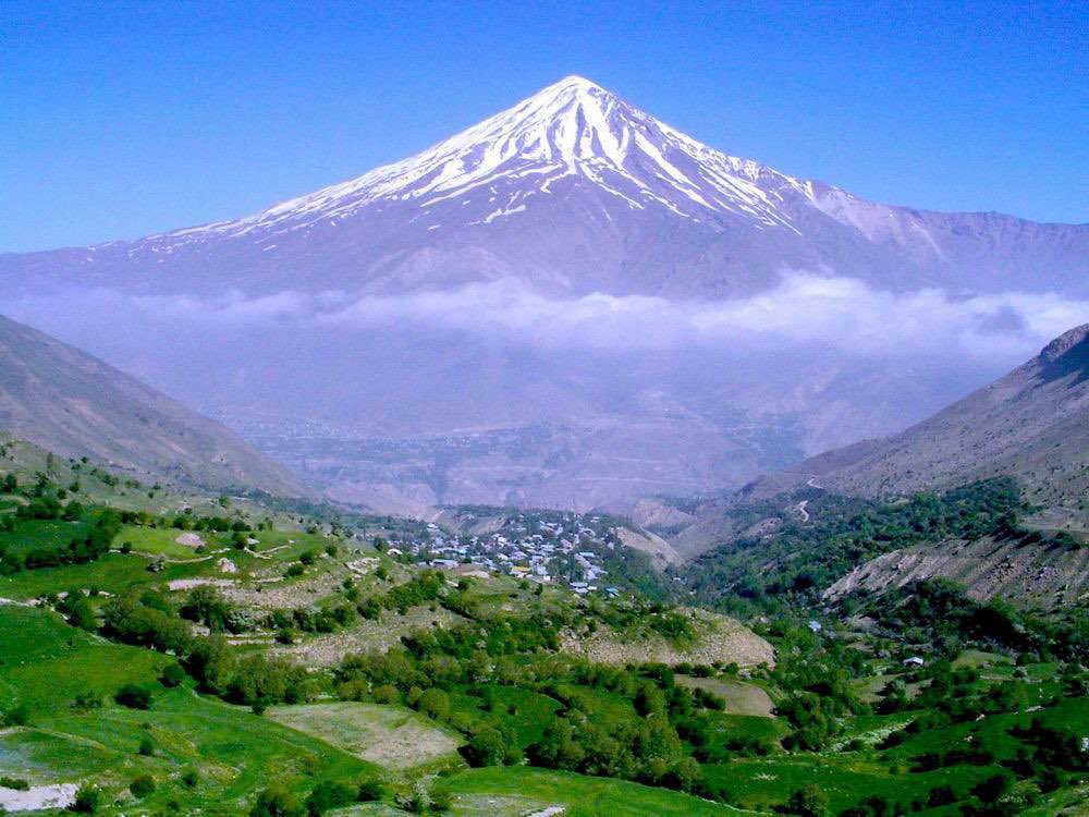 R4min369's tweet image. ایران کهنسال ما سرد و گرم روزگار بسیار چشیده.
بارها به لبهی پرتگاه رفته و قبل از افتادن رهایی یافته.
پست ترین و والاترین انسان ها را در خود پرورانده.
نفسش همچون بیماری به شمارش افتاده و در ناامیدی چشم گشوده و زندگی از سر گرفته.
ایرانیان در بالا و پایین تاریخ آبدیده شدهاند و از…