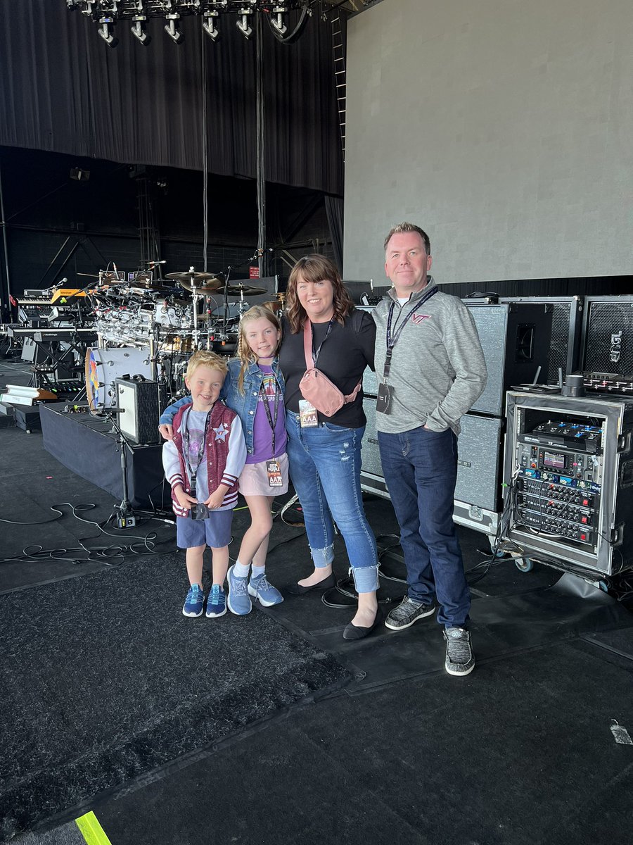 Warren_Booth's tweet image. Promoting @virginia_tech, @VT_Entomology, and @ISWGvt backstage at the Deep Purple gig in DC.