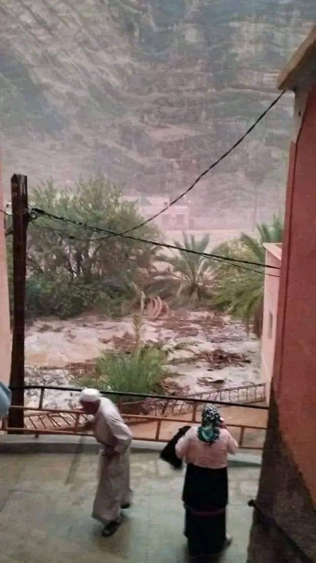 BrsSalima's tweet image. 📌منقووول
من بريد الصفحة 🚨
#أنقذو_سموكن 
طلعوا الهاشتاغ لإنقاذ ما يمكن إنقاذه
للأسف انهيار أكثر من  7 منازل وفقدان 12 شخص بدوار أوكرضا سموگن إقليم طاطا في هذه اللحظات طوفان يجتاح المنطقة.
دعواتكم مع اخوننا في جماعة تمنارت.