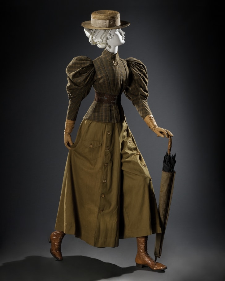 wikivictorian's tweet photo. Mountaineering ensemble, 1890s. FIDM Museum. https://t.co/OlK7NZR2TJ