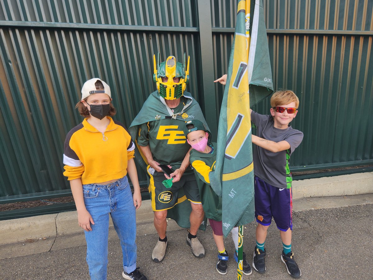 Awesome night for the Elks. 30 degrees, packed lower bowl and great vibe. 3-2 score after 2 rouges is hilariously CFL