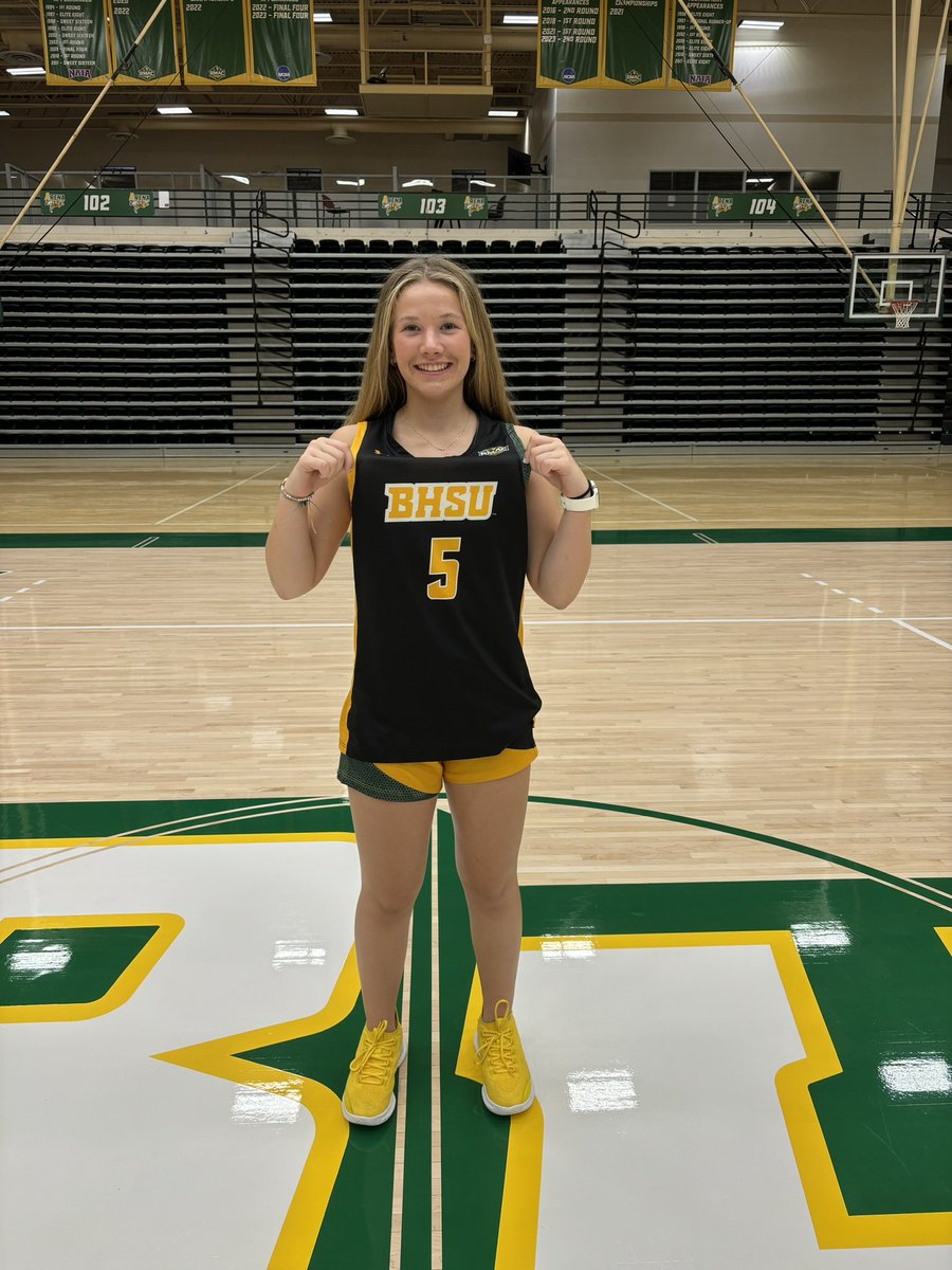 GracieJWard20's tweet photo. Thank you so much @CoachErickson6 and @CoachAlvin13 for an amazing unofficial visit at Black Hills State! I loved learning about your program and seeing the awesome facilities! I look forward to building our relationship! 💛💚 @BHSUWBB https://t.co/djIOMS5MQ4