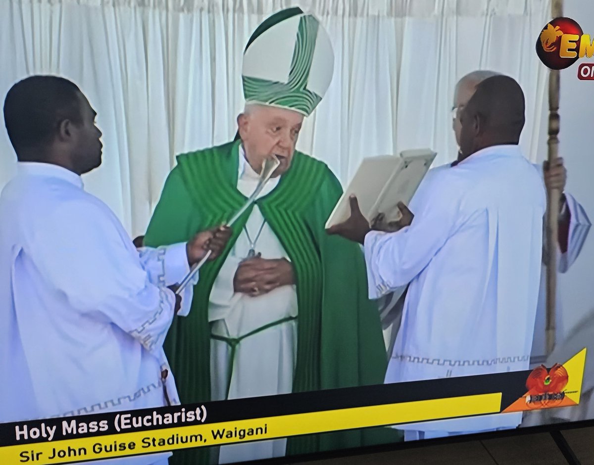 Pope Francis in his Missa in #POM  #PNG called for Peace for all peoples in the region of Asia, Oceania and the Pacific Ocean. No to rearmament and exploitation of our common home.