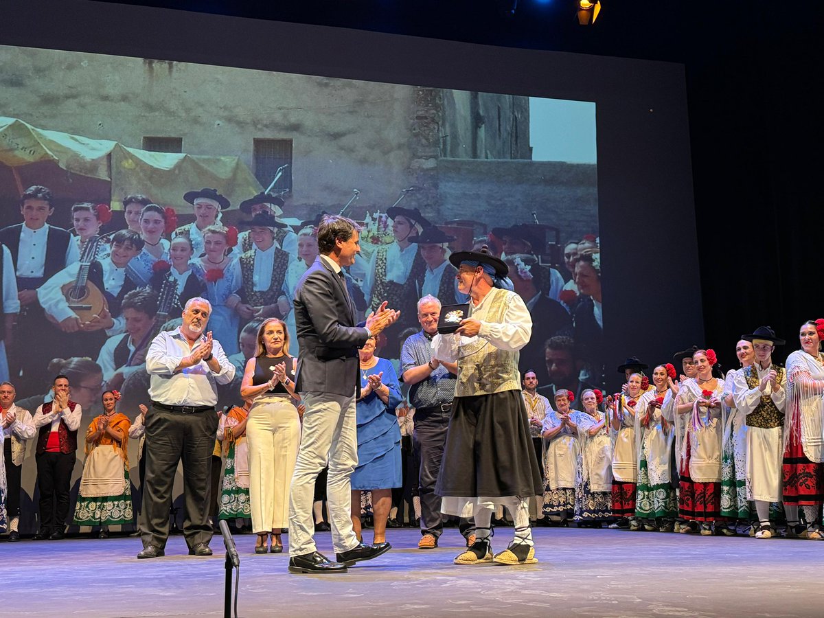 jangelalfonso's tweet photo. En esta 41º edición del Festival Internacional de Folkore hacemos entrega de la medalla de oro de #MolinaDeSegura al grupo Coros y Danzas Asociación Regional Francisco Salzillo, tal y como se acordó en el Pleno.

El folklore es patrimonio de todos. Gracias por vuestra incansable labor cuidando y dando a conocer a las nuevas generaciones nuestro gran patrimonio cultural.

#MolinaEsTradición 
#CorosyDanzasFranciscoSalzillo