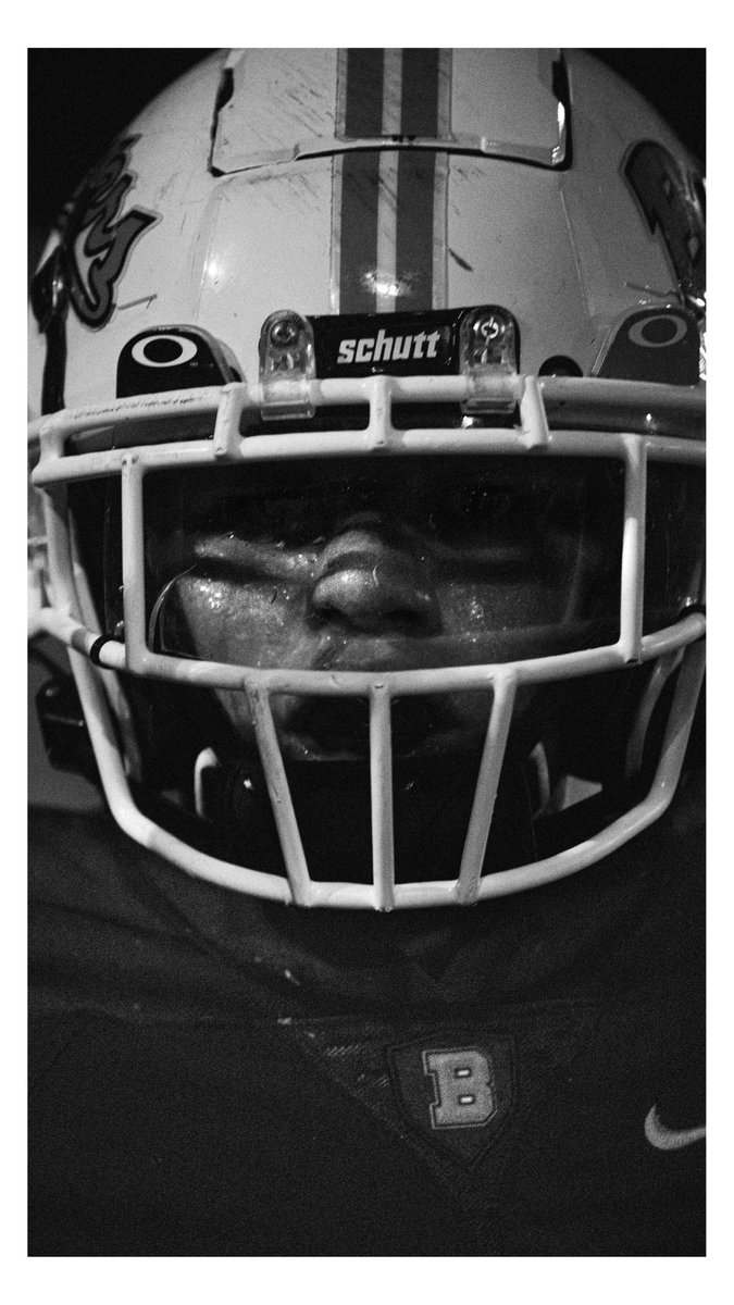 AshtonMace's tweet photo. some portraits from last night’s game 

@SBLiveOR 
@ValleyTimes 
@BeavertonHigh 

#oregonfootball 
#highschoolfootball 
#FridayNightLights https://t.co/SmrvrYJWpW
