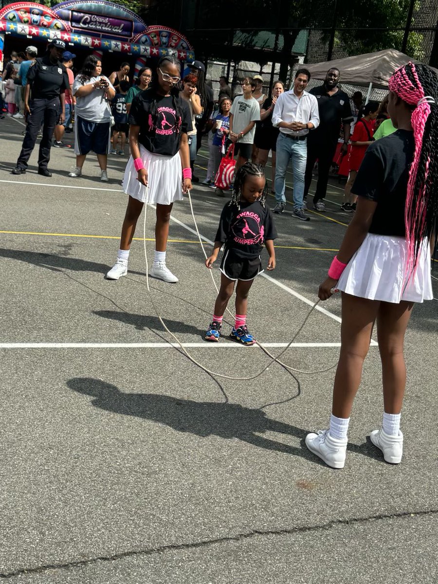 HarveyforNY's tweet photo. We are honored to present the Fantastic Four Double Dutch Team with a proclamation @HenryStreet Community Day honoring all that they’ve done for our community. Four decades ago these women teamed up, winning the double Dutch world championship, bringing pride to our neighborhood! https://t.co/6xzz6VP3Bc