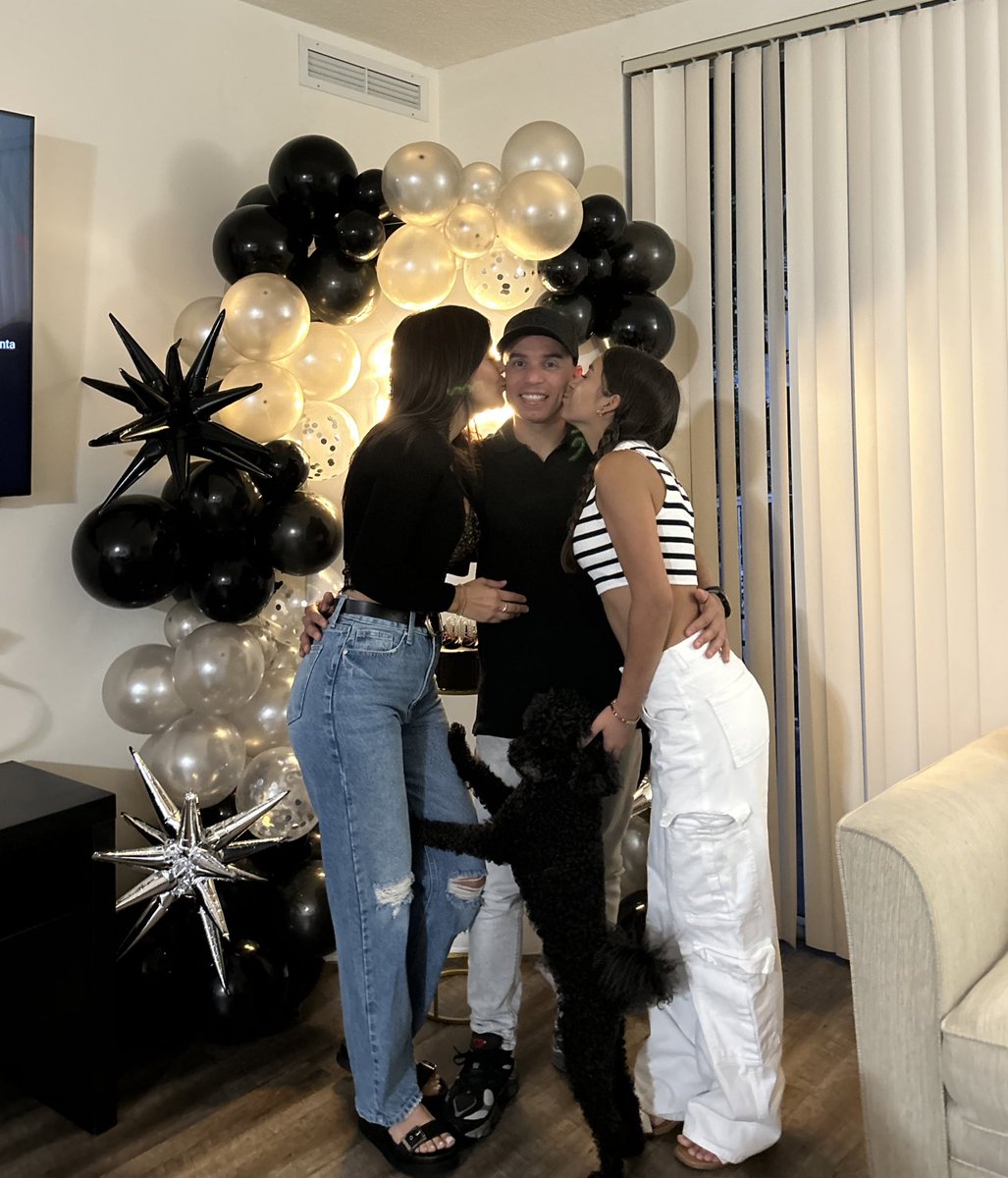 Un año más de vida,salud, aprendizaje y doy gracias a Dios por eso.  En estos nuevos 365 días te pido me sigas dando sabiduría, me guardes, me guíes y bendigas siempre 🙏🏼 Gracias por el regalo más valioso que me has dado, Mi familia 🙏🏼