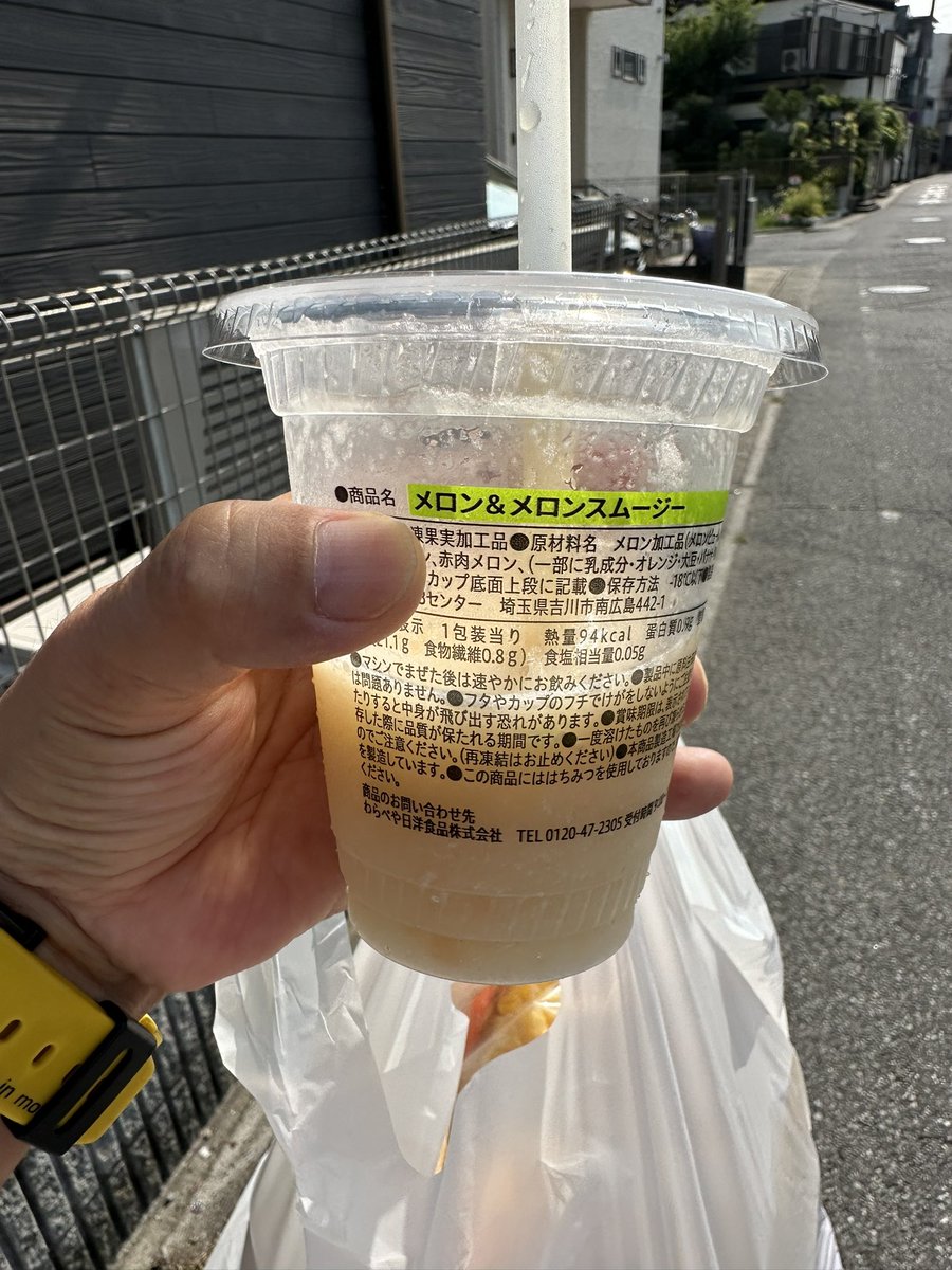 セブンカフェにするつもりがメロンの字に惹かれて思わず心変わり😅少し飲んだ後なので量減ってます🥹スムージーよりジュースに近い食感でした♪