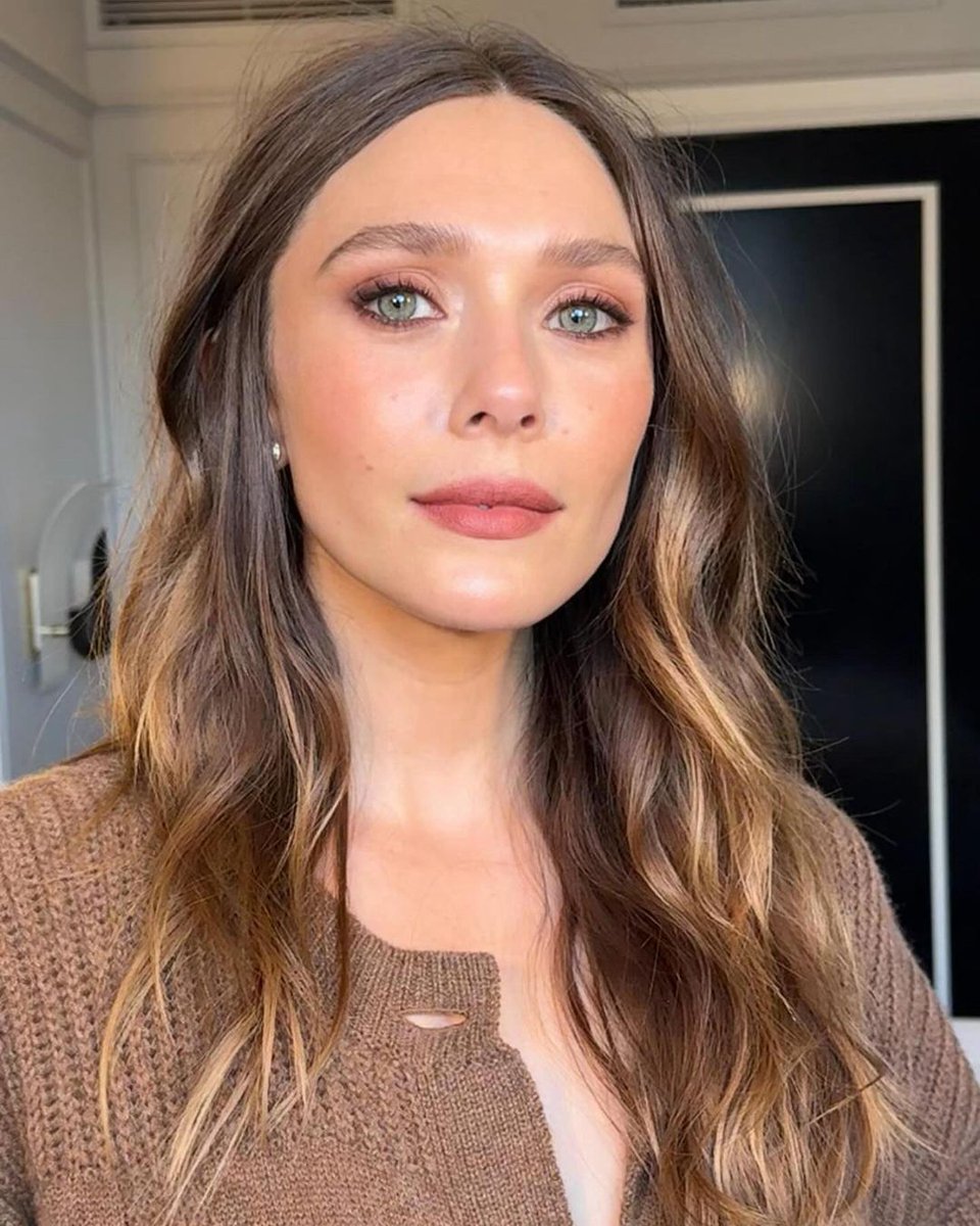 ECOlsenUpdates's tweet photo. New photos of Elizabeth Olsen for the Chanel dinner at #TIFF24

(Via: jacobrozenberg Instagram) https://t.co/QAEgT29dyZ