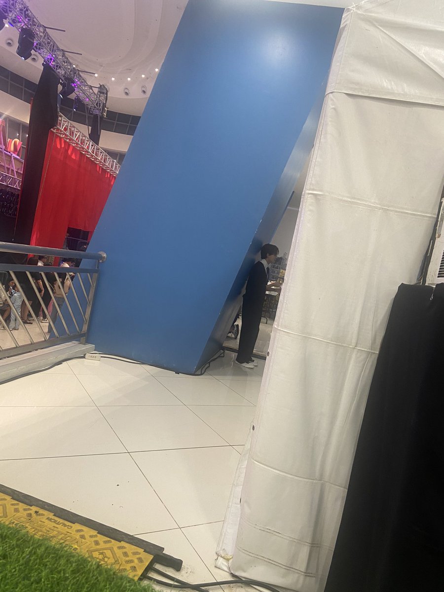 _efgforreal's tweet photo. Admiring Reyster from afar. Di pa rin ako sanay magfangirl but to see you at a distance is good enough though I still want that close interaction and this is the closest one I got. 

#HORI7ON #호라이즌 #REYSTER #레이스터 https://t.co/kGn9iAoQmW