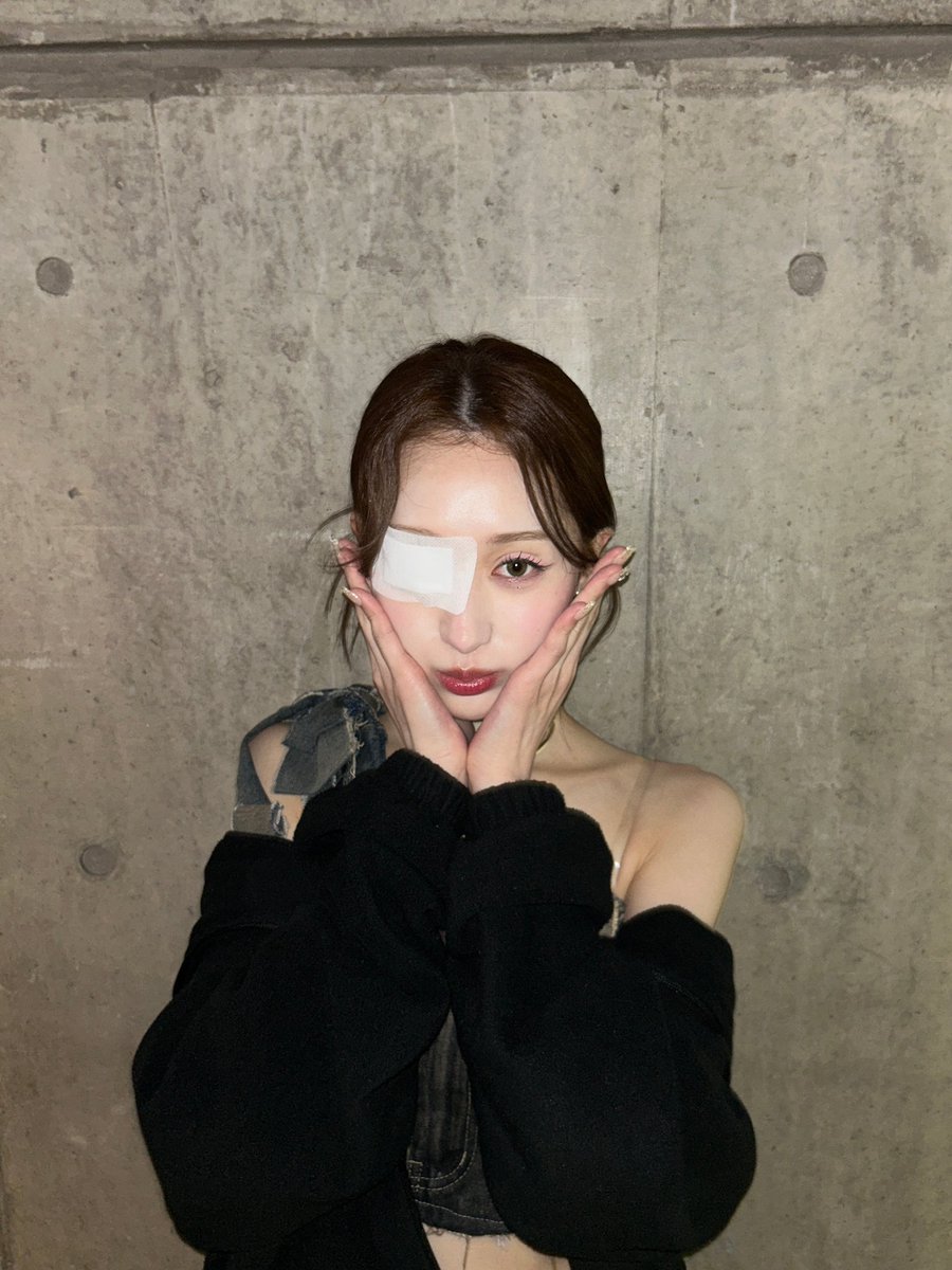 LOVEONE_chaei's tweet photo. First chaehyun‘a fanpage 🩵
I hope she will comeback soon we wait for u gurl we live u sm our lovely maknae <333 https://t.co/8FottaA1pC
