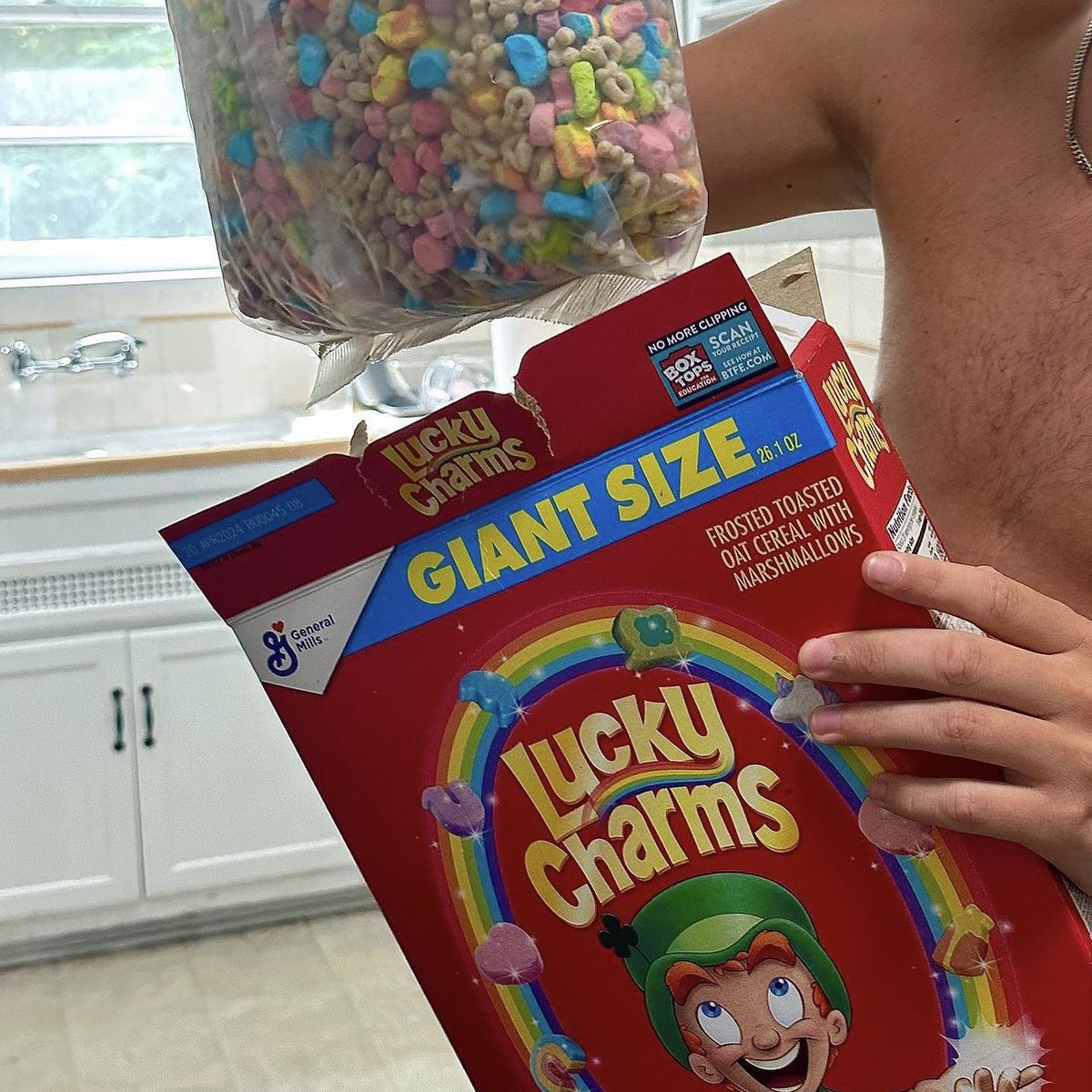 fqirykjsses's tweet photo. Post pool, tipsy Lainey wanted breakfast.
Whose house is this again? Youโre out of eggs. #splashbash https://t.co/spE8M0W93l