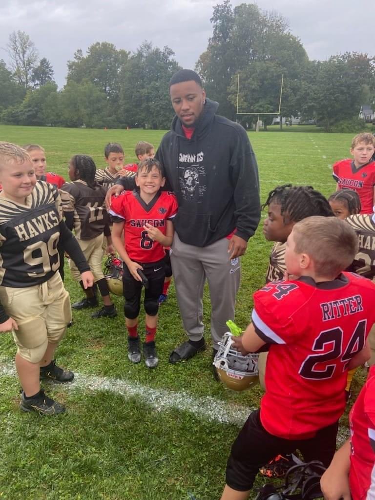 PHLEaglesNation's tweet image. Fresh off a 3 Touchdown Game and a 10-hour flight home from Brazil, Saquon Barkley popped up to a Youth Football Game today in Bethlehem, PA.

(📸: Saucon Valley Youth Football on FB)