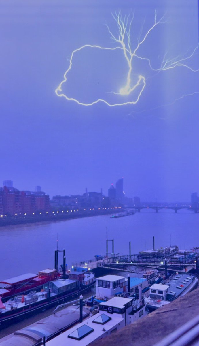 robwilliams_uk's tweet photo. #lightning #london #storm @BBCNews @bbcweather @metoffice https://t.co/4S6zBCzMXA