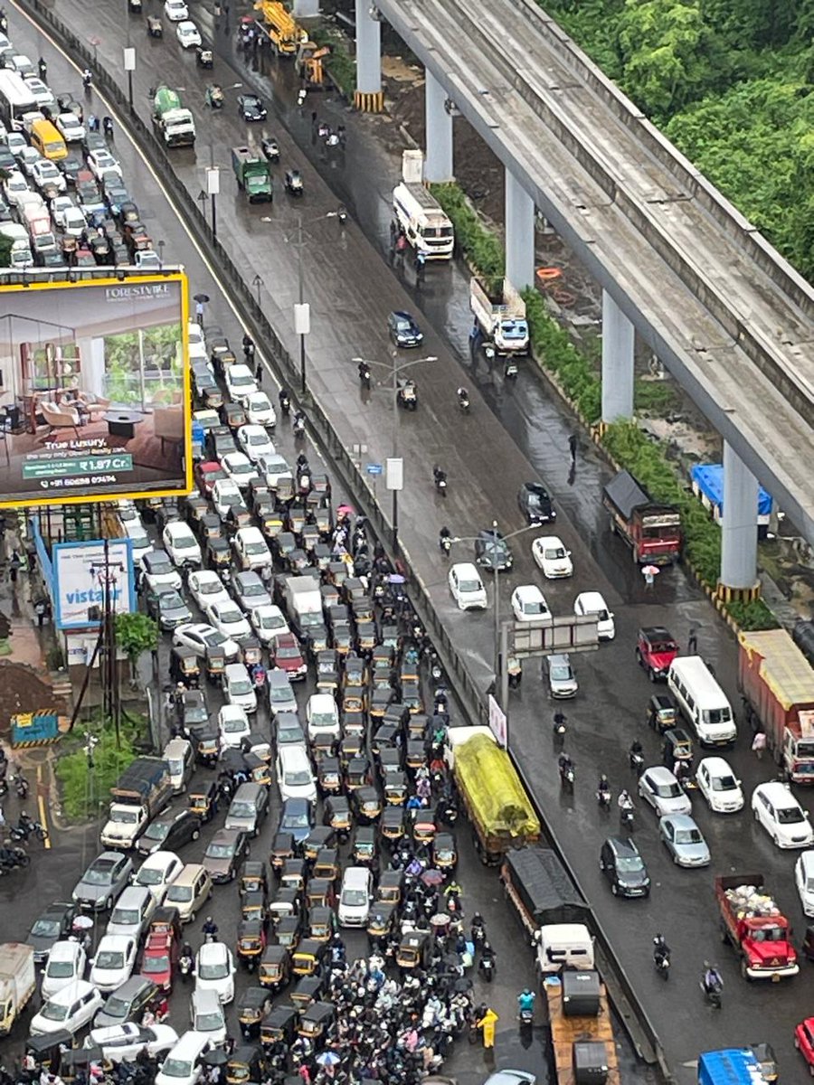 VIVEKMANE2's tweet photo. @QueenofThane @TMCaTweetAway @MMRDAOfficial It's become an everyday affair. We spend 4-5 hours daily to travel to work places because of daily traffic issues. Such a waste ! https://t.co/oKP3JRErPG