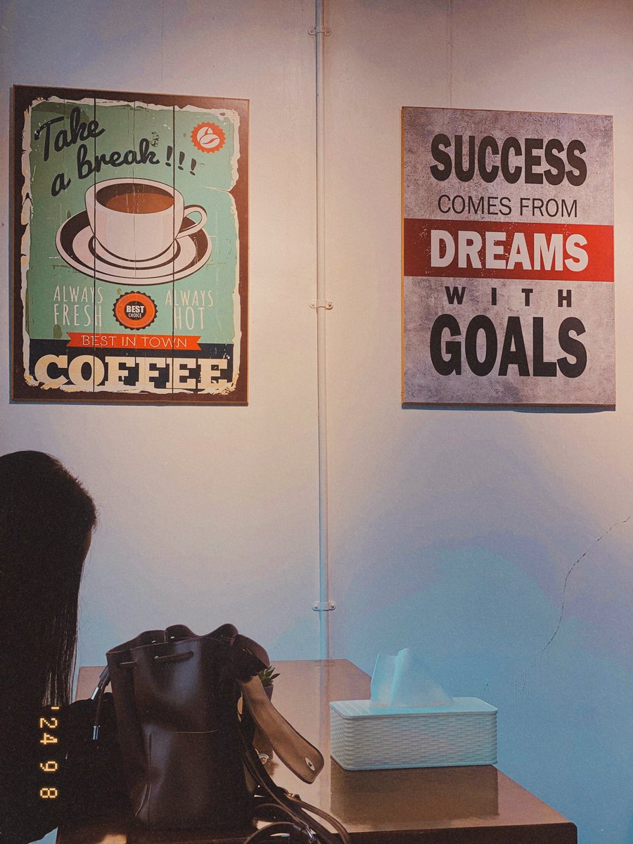 rryanggrreini's tweet image. 📍 HE - Brews Cafe Timika
Jadi di lobby GBI ROCK TIMIKA ada coffee shop gitu, yang handle youthnya mereka juga. Habis ibadah biasanya jemaat yang masih suka ngobrol, sambil ngopi deh disitu✨✨ Happy Sunday ya 
#hebrews #timika #gbirocktimika