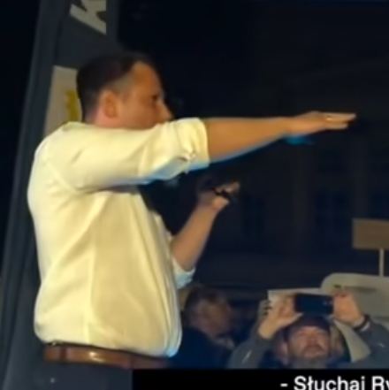 ZespolBrauna's tweet photo. Kilka dni temu Mentzen ujawnił w wywiadzie dla Rymanowskiego, że jest w spektrum autyzmu (Zespó�� Aspergera)

No i w sumie ok, spektrum to nie choroba, chociaż niestety trzeba przyznać, że wśród osób, które nie wiedzą co to jest, taki Mentzen czy Musk raczej dobrej reklamy nie zrobią, jak się ich już odrze z mitu wielkich przedsiębiorców co to się na wszystkim znają 

Mnie w tym filmie zaciekawiła jednak inna część wypowiedzi

Mentzen wyznał bowiem, że diagnozę usłyszał dopiero kilka lat temu i "zdiagnozował go"... Wipler

Nie żaden lekarz, tym razem nawet nie żadna wiejska baba

WIPLER XD

Mentzen twierdzi, ze nigdy wcześniej nie słyszał o spektrum autyzmu/Zespole Aspergera (ciekawe, bo o Aspergerze Korwina mówi się w środowisku od kilkunastu lat i raczej się wie co to jest) ale po rozmowie z Wiplerem poczytał w Internecie i pasowało

Samodiagnoza po rozmowie z kuplem i 5-minutowym scrollowaniu Internetu na kiblu? Co może pójść nie tak? Skoro można było w Excelu policzyć, czy się opłaca szczepić dzieci...

PS Jak ktoś wcześniej zasugerował Mentzenowi bycie w spektrum/Aspergera to kuce kładły się Rejtanem, że to nieprawda, pomówienia i kalumnie lewaki

Rozumiem, że teraz Ci sami będą tłumaczyć każde zjebane zachowanie swojego guru Aspergerem, chociaż to nie wina bycia w spektrum?

#Mentzen2025 #Memcen2025