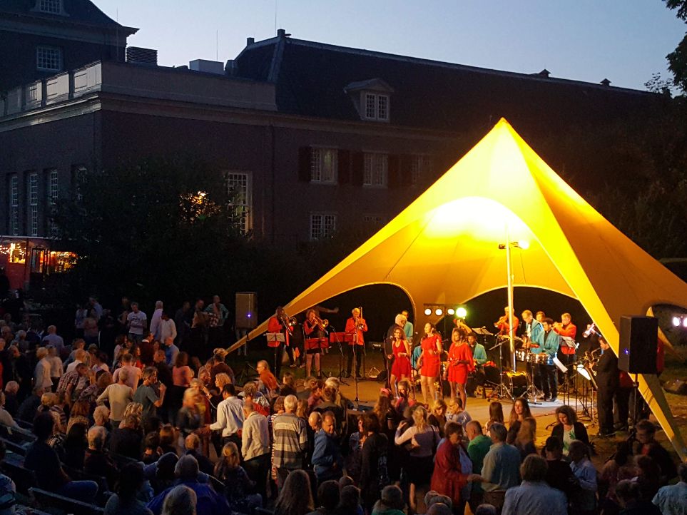 We gaan dansend de zomer uit, zondag 15 september in het Slottuintheater. Om 17.30 uur speelt de Big Salsa Band. Het is de finale van een hele dag feest op Slot Zeist. Gratis en voor iedereen. - mailchi.mp/slottuintheate…